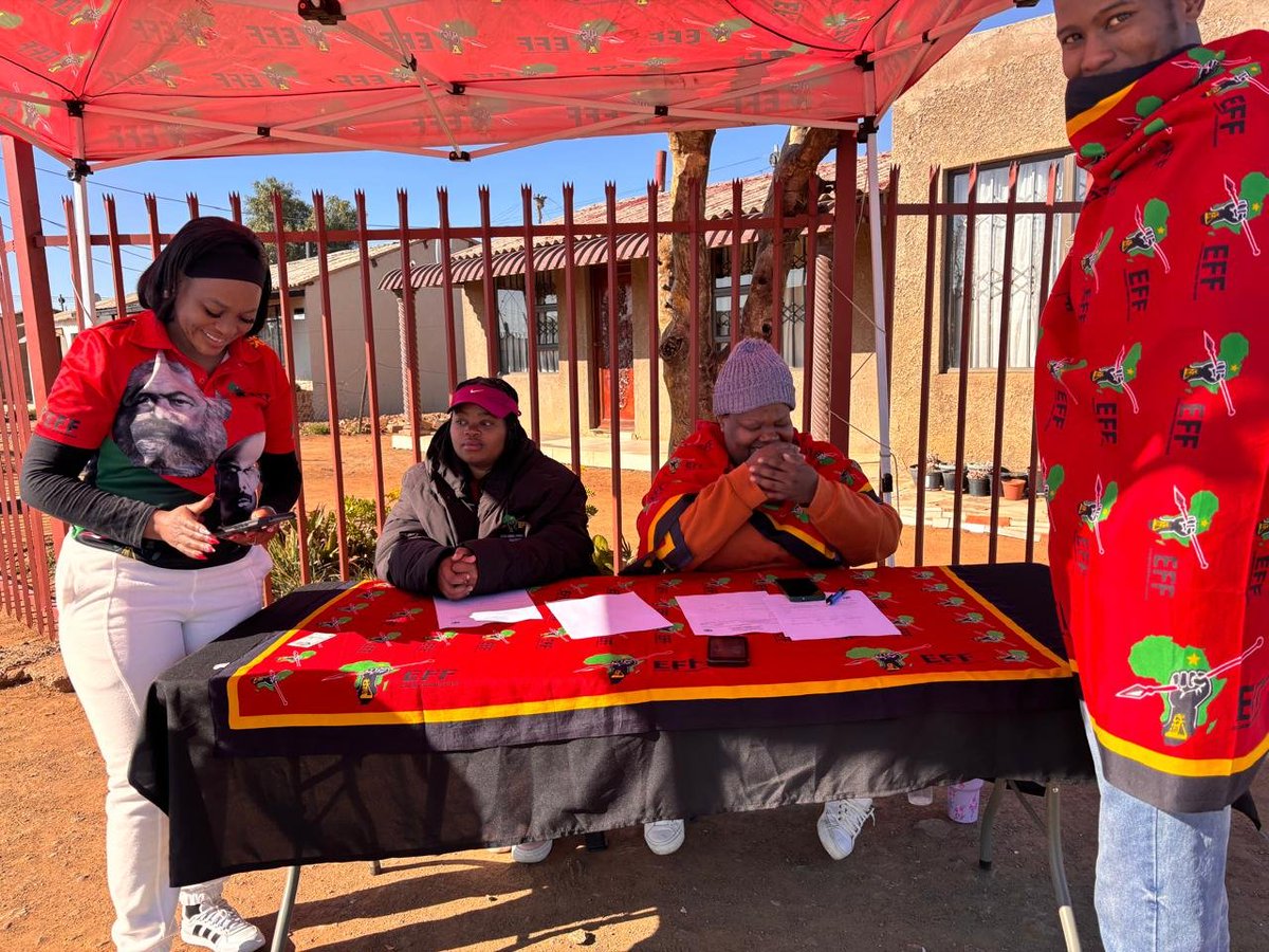 EFF_FreeState's tweet photo. ♦️ In Pictures♦️

EFF Mangaung ward 15 Councillor Candidate at Karabelo Primary School in Rocklands for the Final voter registration weekend.

The voting stations are now closed, you can continue to #RegisterToVoteEFF online.

🔗 Link: https://t.co/tIKGcH1qOE https://t.co/pXHezJBOvm