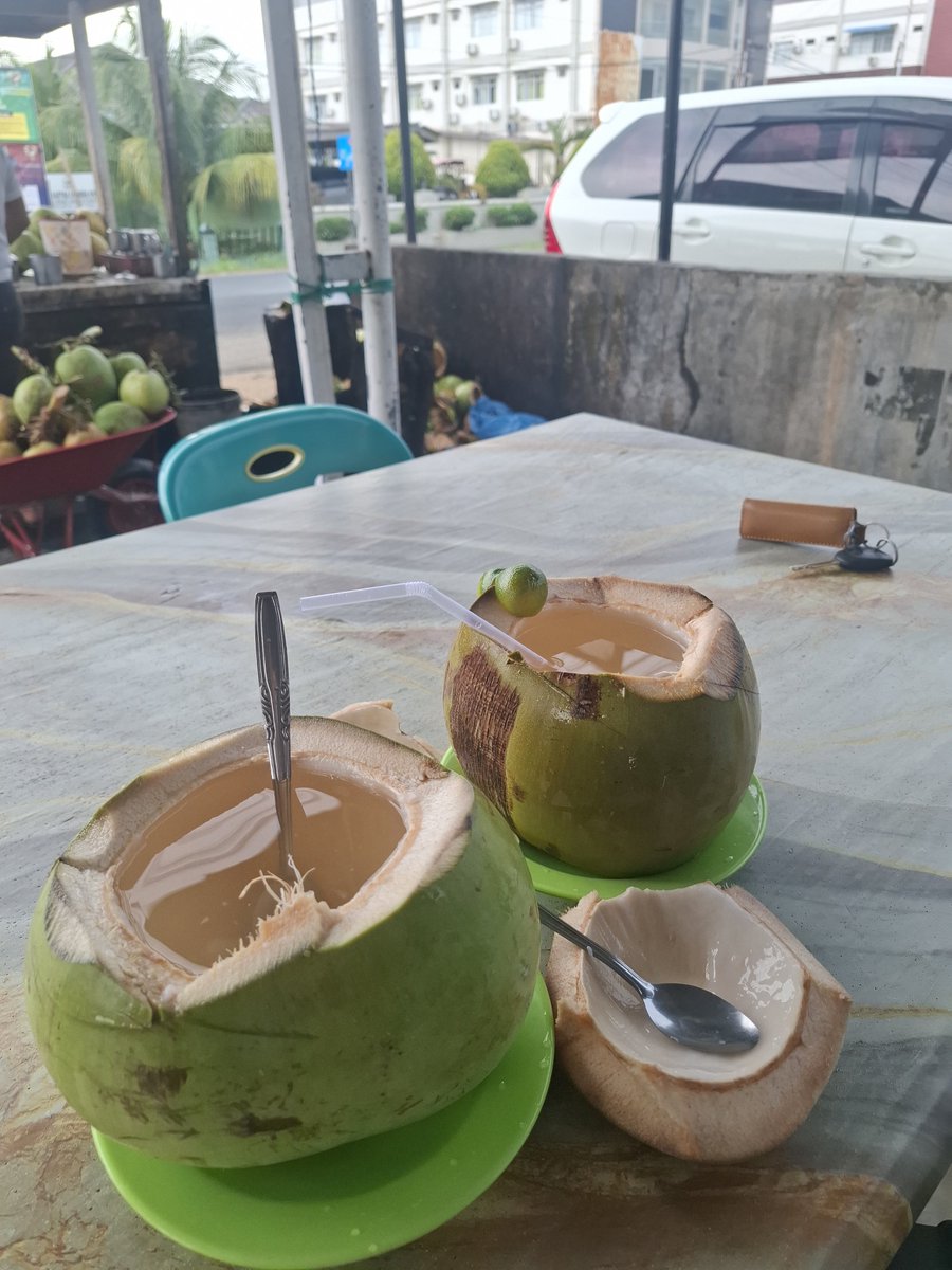 wiwinsm_'s tweet photo. Minum es kelapa disibolga baleng pacal 5/07/26 https://t.co/hxM30cpQL7