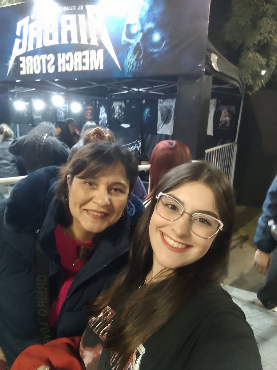 cccelevoragine's tweet photo. mi compinche de recitales, mi suegra 💚 https://t.co/53rgUnrcyw