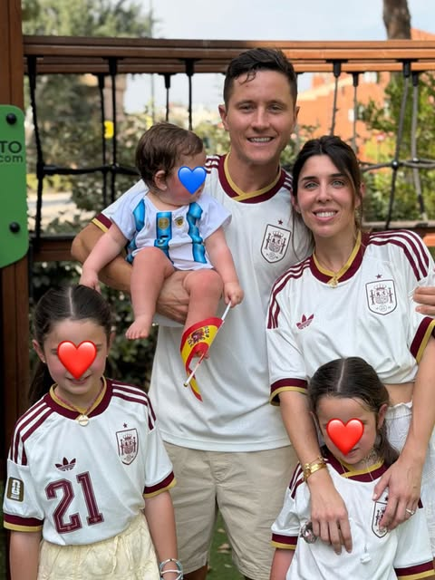 la12tuittera's tweet photo. 📸La foto del #ExBoca Ander Herrera con su familia y su unica hija nacida en Buenos Aires con la 5 de Leandro #Paredes de la Selección #Argentina. 🇦🇷 https://t.co/htNH2vtsgl