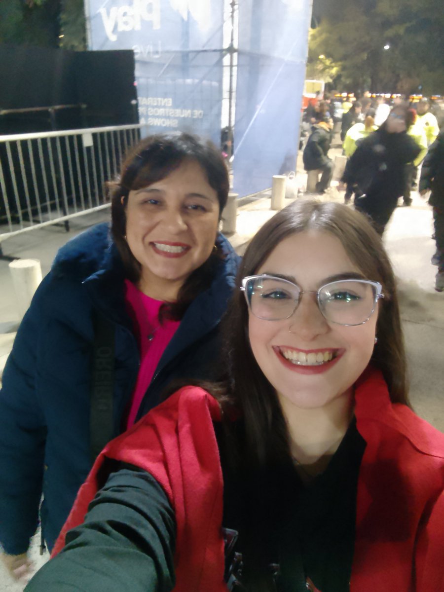 cccelevoragine's tweet photo. mi compinche de recitales, mi suegra 💚 https://t.co/53rgUnrcyw