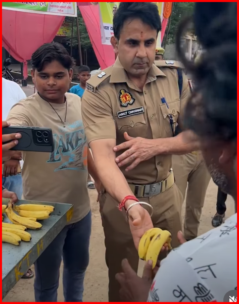 ImAvdheshkumar's tweet photo. यूपी में फिरोजाबाद ग्रामीण के एएसपी अनुज चौधरी 

कांवड़ में- केले बांट रहे हैं

मुहर्रम जुलूस के समय- हाथ में इंचीटेप लेकर ताजिए की लंबाई नाप रहे थे. 

सरकार की  लेजिटिमेसी सिर्फ उसके अधिकार से नहीं बनती, visible neutrality का बहुत बड़ा रोल होता है. 

संस्थाओं का क्षरण किसी एक बड़े फैसले से नहीं होता, बल्कि छोटे छोटे काम एक कैटलिस्ट का काम करते हैं.
