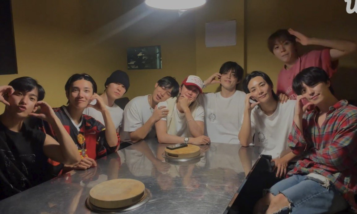 minghaocheoI_'s tweet photo. carats are really so spoiled bc wdym we got 4 lives today 😭😭😭😭 

jihan live
seungkwan live
monthly meeting live
minghao voice live

we even got dino's teaser 2 for party rock rock today oh my god WE GOT SO MUCH THANK U SVT ILY 😭 https://t.co/QQYmw11Fw2