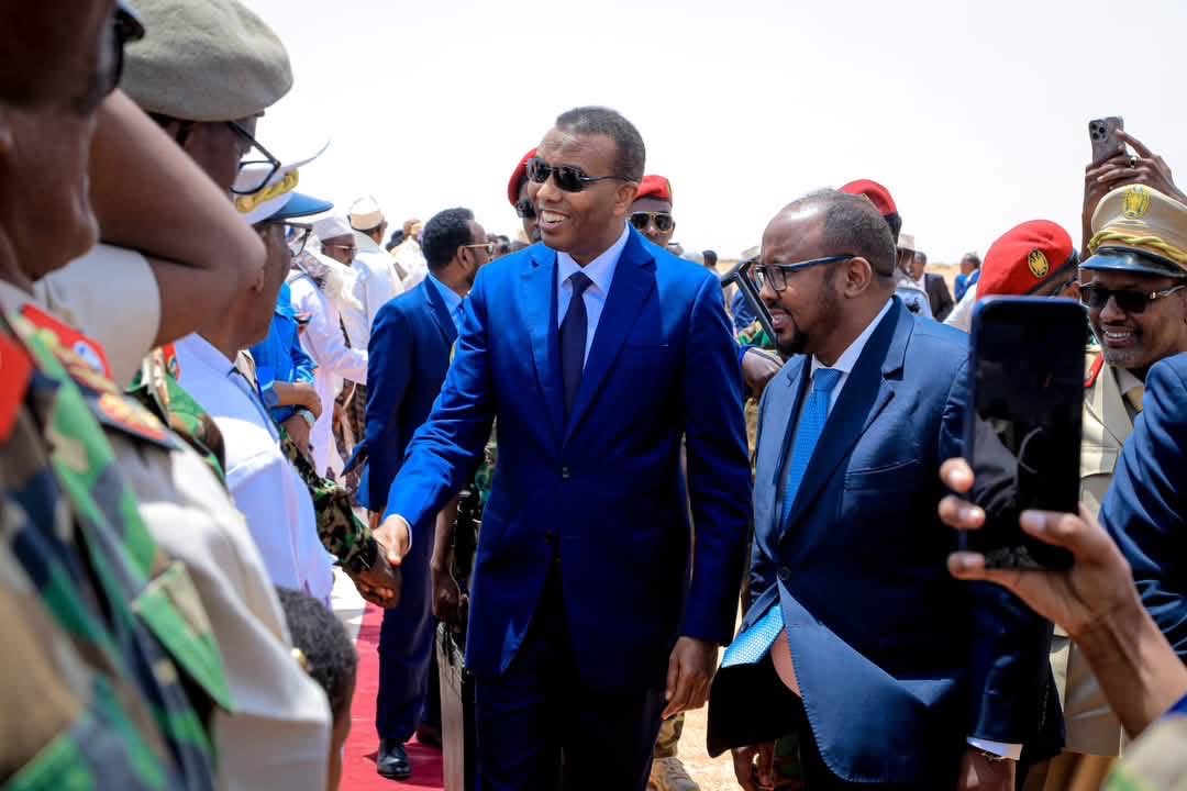 cunayee's tweet photo. Ra'iisul Wasaare Xamse Cabdi Barre ayaa maanta magaalada Laascaanood ku yimid wefti heer qaran ah oo ballaadhan. 

Weftiga waxaa ku wehelinaya 11 wasiir oo ka tirsan Xukuumadda DanQaran, agaasimeyaal guud oo wasaarado kala duwan ah, iyo in ka badan 20 xildhibaan oo ka tirsan labada Aqal ee Baarlamaanka Jamhuuriyadda Federaalka Soomaaliya oo uu ka mid yahay Guddoomiye ku xigeenka labaad ee Aqalka Sare Cabdullaahi Cali Xirsi Timacadde.

Masuuliyiinta la socda Ra'iisul Wasaaraha waxaa ka mid ah wasiirrada Wasaaradaha Arrimaha Gudaha, Qorsheynta, Caafimaadka, Tamarta iyo Khayraadka Biyaha, Beeraha, iyo Hawlaha Guud, kuwaas oo ka qayb qaadanaya daah-furka mashaariic horumarineed iyo kulammo la xiriira xoojinta wada-shaqaynta Dowladda Federaalka iyo Dowladda Waqooyi-Bari Soomaaliya.

#Somaliya 🇸🇴