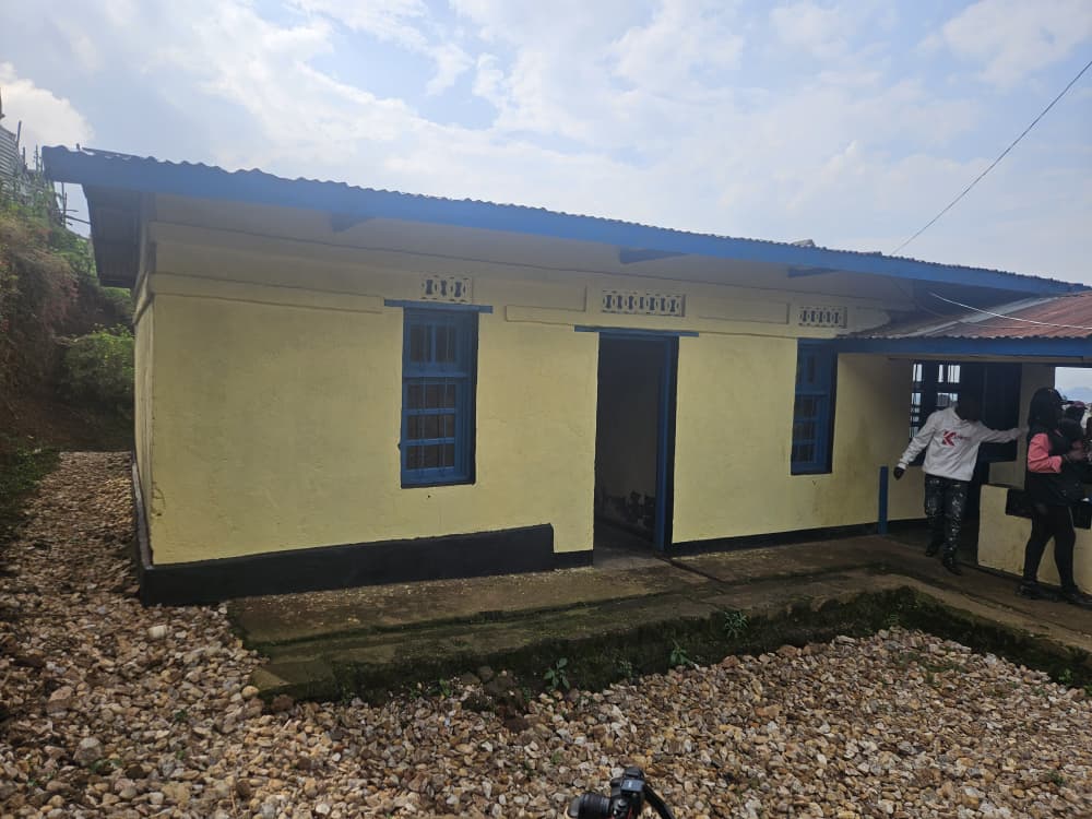 GeorgesKisando's tweet photo. Nord-Kivu : Kyondo Oil Sarl, spécilisée dans la vente du carburant à Kinshasa et au Kongo Central offre un bâtiment à un orphelinat pour renforcer la prise en charge des enfants vulnérables à Kyondo, territoire de Beni.

https://t.co/ZZJIdfNLqo https://t.co/IRjJKioKGI