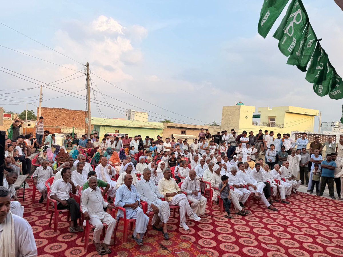 OfficialINLD's tweet photo. 📍बवानीखेड़ा विधानसभा | गाँव बड़सी

“इनेलो आपके द्वार” अभियान के तहत आज गाँव बड़सी में आयोजित कार्यक्रम में इंडियन नेशनल लोकदल के राष्ट्रीय संरक्षक प्रो. संपत सिंह जी और पार्लियामेंट्री बोर्ड के चेयरमैन वासुदेव शर्मा जी का ग्रामीणों ने उत्साह, जोश और आत्मीयता के साथ स्वागत किया।

ग्रामीणों का अपार स्नेह, विश्वास और समर्थन इस बात का स्पष्ट संदेश है कि हरियाणा की जनता अब जनहित की राजनीति और मजबूत विकल्प के रूप में इनेलो के साथ खड़ी है।

इस अवसर पर अनेक परिवारों ने इंडियन नेशनल लोकदल की नीतियों और विचारधारा में आस्था व्यक्त करते हुए पार्टी की सदस्यता ग्रहण की।

गाँव बड़सी के सभी सम्मानित ग्रामीणों का हृदय से धन्यवाद। आपका विश्वास ही हमारी सबसे बड़ी ताकत है।

इनेलो आपके द्वार -जनता का विश्वास 💚✌️
@ProfSampatSingh @ITCellINLD