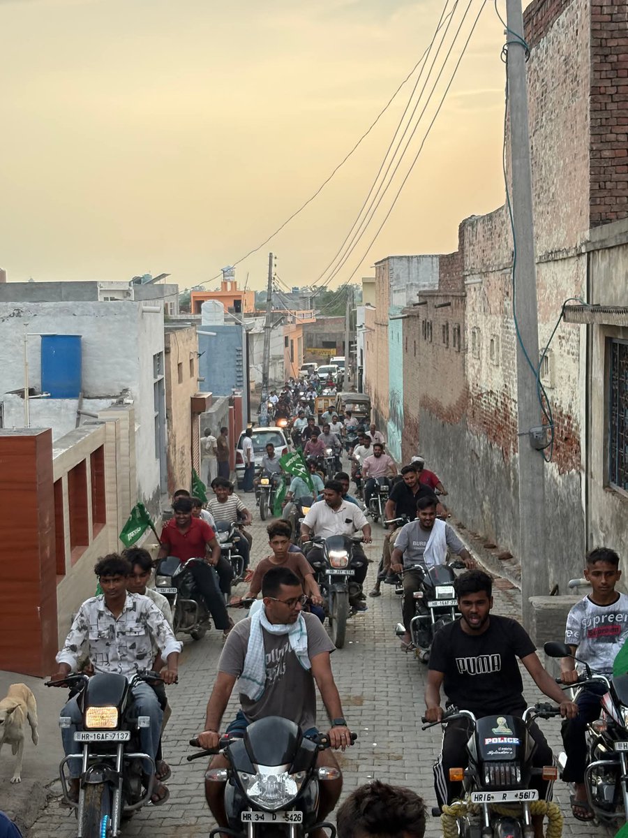 OfficialINLD's tweet photo. 📍बवानीखेड़ा विधानसभा | गाँव बड़सी

“इनेलो आपके द्वार” अभियान के तहत आज गाँव बड़सी में आयोजित कार्यक्रम में इंडियन नेशनल लोकदल के राष्ट्रीय संरक्षक प्रो. संपत सिंह जी और पार्लियामेंट्री बोर्ड के चेयरमैन वासुदेव शर्मा जी का ग्रामीणों ने उत्साह, जोश और आत्मीयता के साथ स्वागत किया।

ग्रामीणों का अपार स्नेह, विश्वास और समर्थन इस बात का स्पष्ट संदेश है कि हरियाणा की जनता अब जनहित की राजनीति और मजबूत विकल्प के रूप में इनेलो के साथ खड़ी है।

इस अवसर पर अनेक परिवारों ने इंडियन नेशनल लोकदल की नीतियों और विचारधारा में आस्था व्यक्त करते हुए पार्टी की सदस्यता ग्रहण की।

गाँव बड़सी के सभी सम्मानित ग्रामीणों का हृदय से धन्यवाद। आपका विश्वास ही हमारी सबसे बड़ी ताकत है।

इनेलो आपके द्वार -जनता का विश्वास 💚✌️
@ProfSampatSingh @ITCellINLD