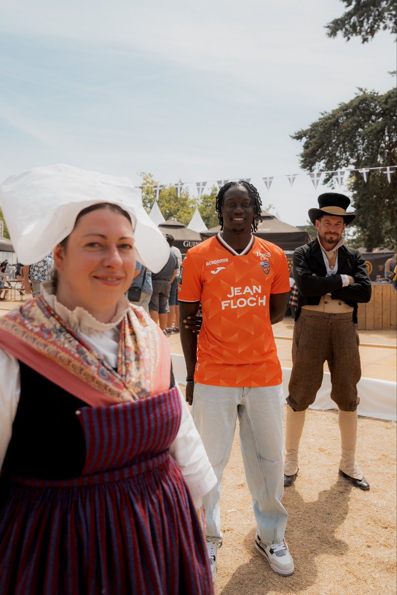 FCLorient's tweet photo. ☀️ 𝓤𝓷 𝓭𝓲𝓶𝓪𝓷𝓬𝓱𝓮 𝓪̀ 𝓛𝓸𝓻𝓲𝓮𝓷𝓽 ! 🎼

Souleymane Faye rejoint les Merlus en prêt ! 💪🟠

🗒️ Le communiqué 👉 https://t.co/tFS11wIYfF https://t.co/YxMg4F8WZ1