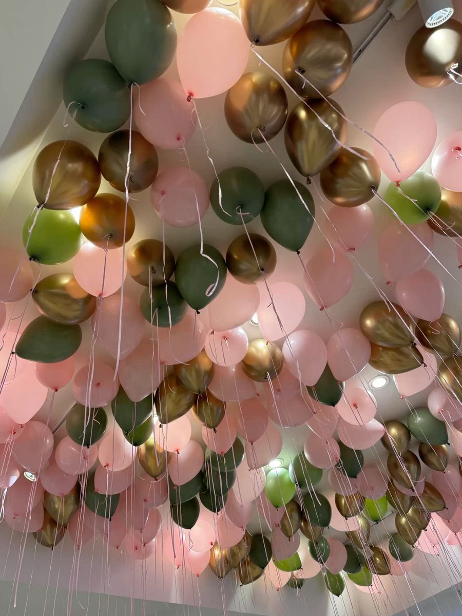 glowxylwv's tweet photo. 🩷💚
Surpresa !!! 
A festa que você merece, maninha. 
(O Pedri fez os salgadinhos) https://t.co/o5eZZdkEWI
