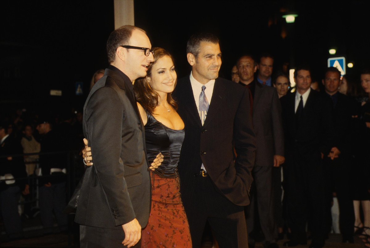 la_Biennale's tweet photo. Waiting for the #BiennaleCinema2026 | #BiennaleMemories
A first encounter destined to become a long-lasting story. It was 1998 when #GeorgeClooney first arrived on Venice Lido to present #StevenSoderbergh’s #OutOfSight, alongside @JLo. From that first appearance at the Venice International Film Festival, Clooney’s relationship with the #BiennaleCinema continued to grow over the years, leading to the Golden Lion for Lifetime Achievement he will receive at #Venezia83. Through images preserved in our #BiennaleArchivio, we return to that Venetian debut: one of the many moments that shape the long dialogue between a great film figure and the Mostra → https://t.co/yjuovh9Pyv