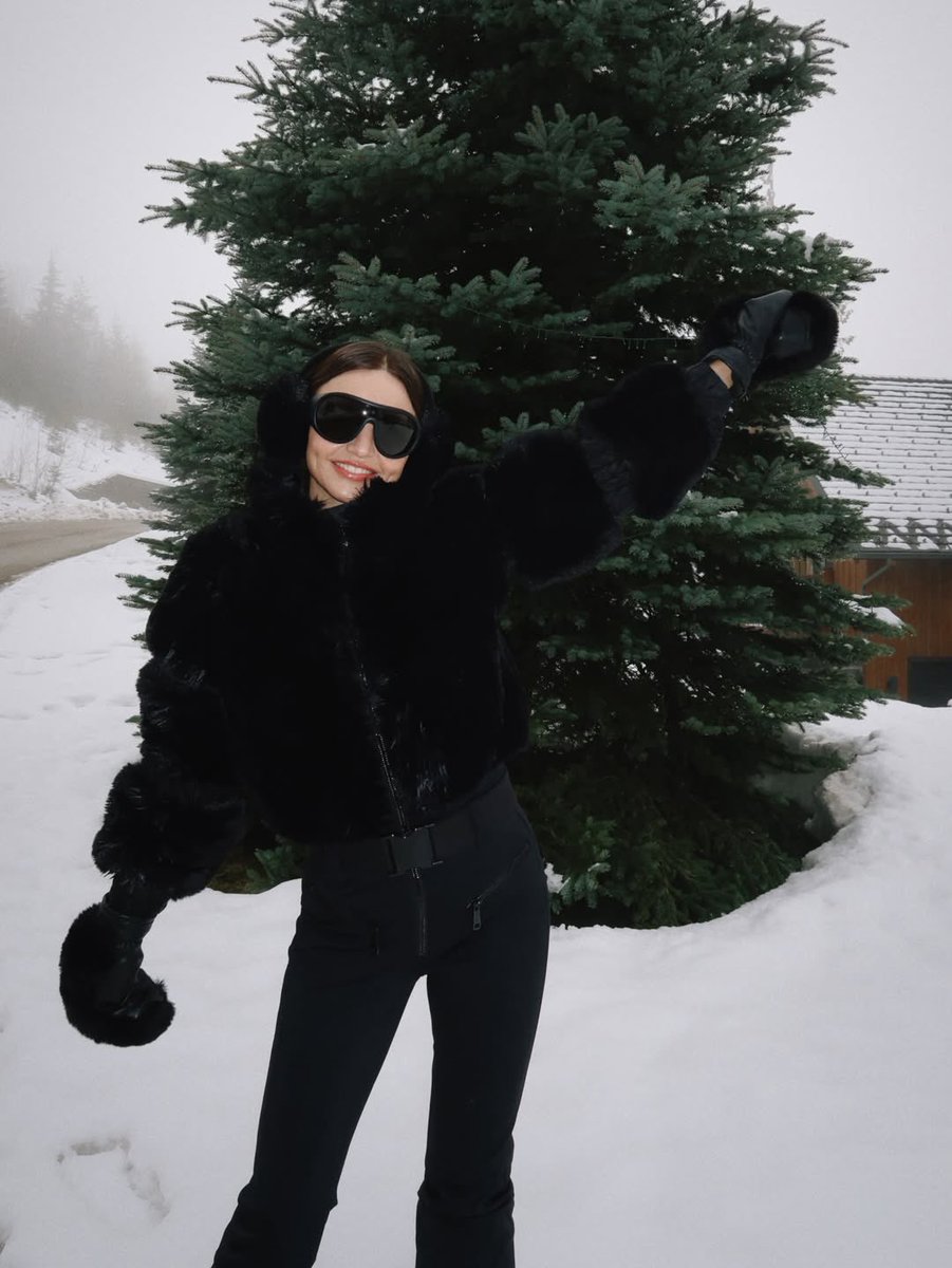 MirandaKerrffns's tweet photo. In the mountains 🏔️ https://t.co/5Q252AwL92