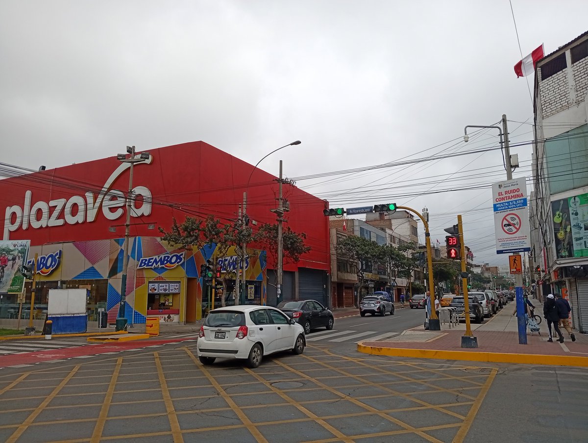 juliowayra's tweet photo. @munijesusmaria Cuello de botella recientemente "inaugurado como obra". Se asfaltó para que el lado derecho sea usado como "cochera pública" https://t.co/sbToysG6i4