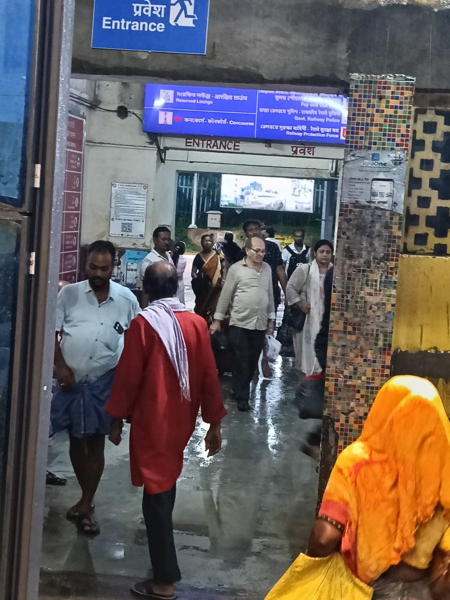 MsdianSamir's tweet photo. Why no regular ticket checking at New Farakka Jn (NFK)? Shift changes must have replacement TTEs! Public gets harassed over minor platform tickets, yet checking is absent most of the time, causing huge revenue loss. Fix this! @RailMinIndia @EasternRailway @drmmalda @RailwaySeva https://t.co/yRJNuuZeW7