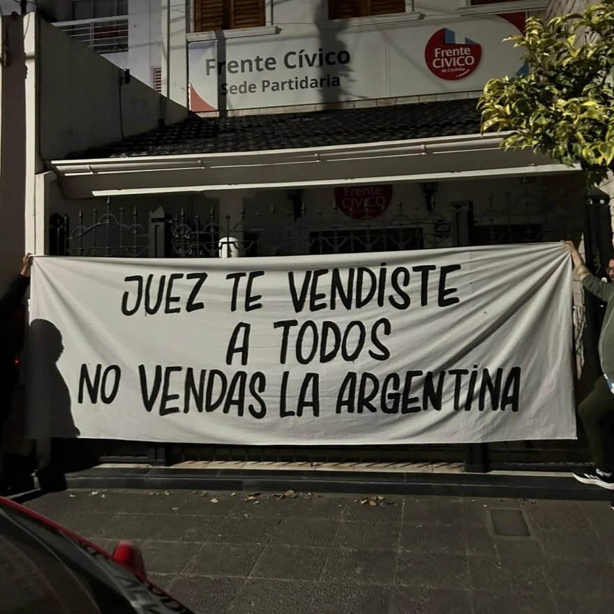 argennoti's tweet photo. Crece el rechazo al proyecto de Milei: aparecieron banderas contra Luis Juez y Carmen Álvarez Rivero

En la previa de una nueva discusión en el Senado sobre el proyecto de propiedad privada impulsado por el oficialismo, que busca flexibilizar las restricciones para la compra de tierras por parte de extranjeros, aparecieron banderas dirigidas contra los senadores cordobeses Luis Juez y Carmen Álvarez Rivero.

En la sede del partido de Juez colgaron un cartel con la frase: "Te vendiste a todos, no vendas la Argentina", mientras que en el shopping vinculado a la familia de Álvarez Rivero instalaron otro que decía: "Vendé tu shopping, no la Argentina". La iniciativa volvió a generar un fuerte debate político y social por el alcance de los cambios propuestos.