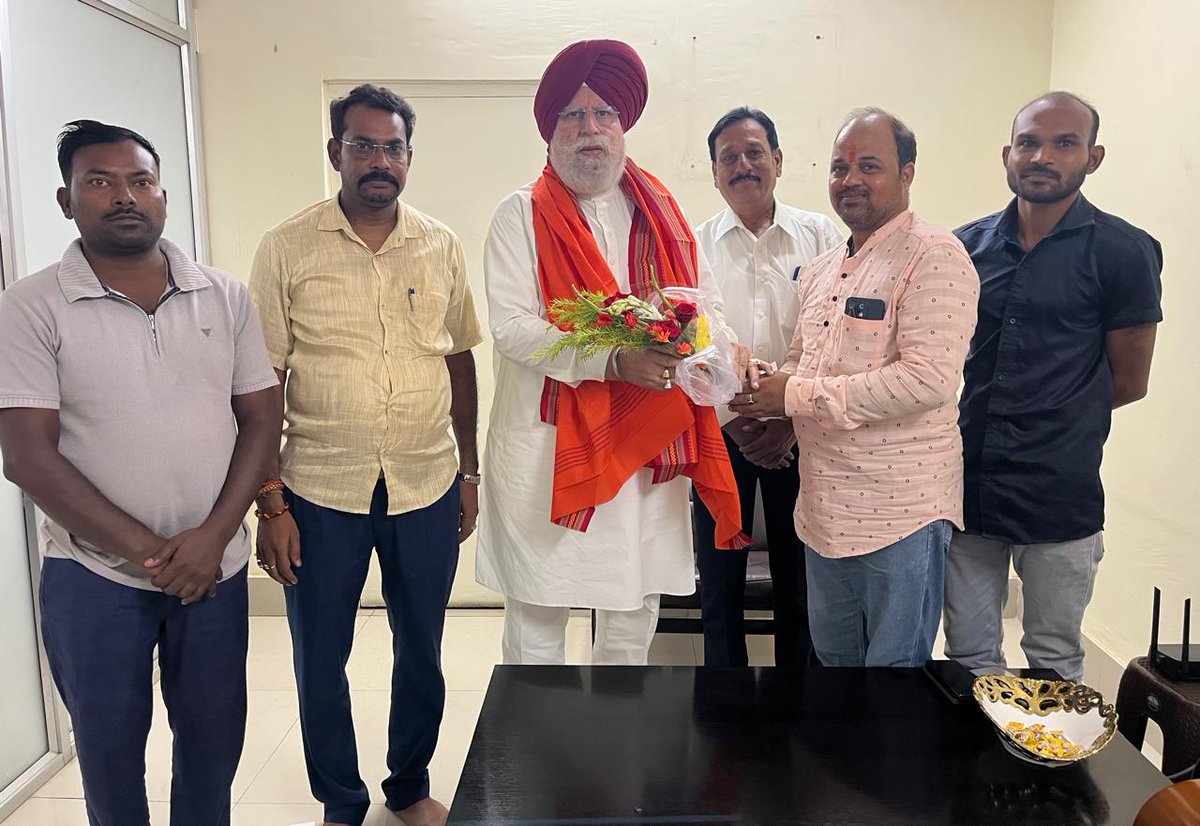 SSAhluwaliaMP's tweet photo. आज दुर्गापुर स्थित मेरे आवास पर दुस्साहस हिंदी दैनिक के संपादक एवं भोजपुरी मंच, दुर्गापुर–आसनसोल के महासचिव श्री विपिन कुमार जी से आत्मीय भेंट हुई। समाज, पत्रकारिता और जनहित के विभिन्न विषयों पर सार्थक चर्चा हुई। उनके स्नेहपूर्ण आगमन के लिए हार्दिक आभार। 🙏

#VipinKumar #Durgapur https://t.co/lAGycFZvjo