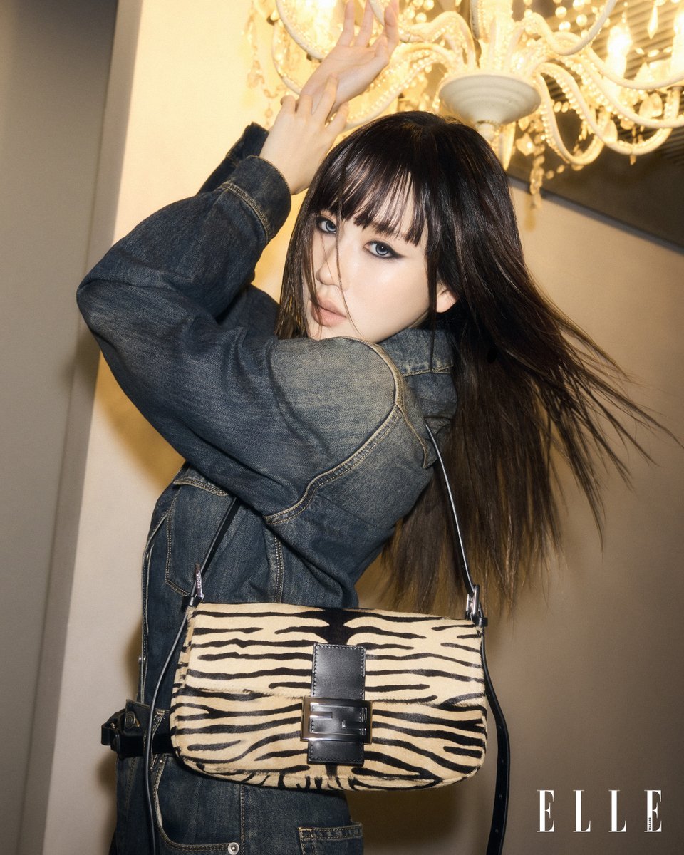 ELLEThailand's tweet photo. #ELLEAugust2026 เรียบเท่และโดดเด่น! เจนเย่ เมธิกา @janeeeyeh ถ่ายทอดคีย์ลุคจาก @Fendi คอลเล็กชั่น Fall/Winter 2026 ผลงานแรกของ Maria Grazia Chiuri ในลุค Denim on denim กับกระเป๋า Baguette® 26424 หนังตกแต่งขนพิมพ์ลายเสือ

#ELLEThailand
#FENDI #janeeyeh https://t.co/xwI4XVdpN7