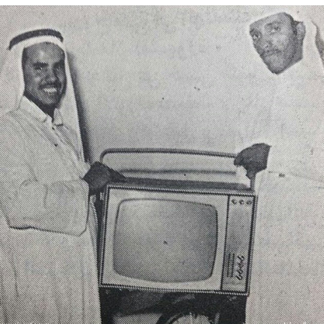 Riyadh_Zamaan's tweet photo. يوم كان #التلفزيون جائزة تسوى فرحة بيت كامل!

لقطة من فعالية رياضية قديمة، 
والفائز يستلم جائزته بكل فخر.
جهاز تلفزيون في وقت كان التلفزيون يشكل أحدث التقنيات… 

الصورة تحفظ لنا وجهًا ومناسبةً تنتظر من يكمل حكايتها.

من يعرف الشخص اللي على اليسار؟

#الرياض_زمان https://t.co/SoyLBCbEfU