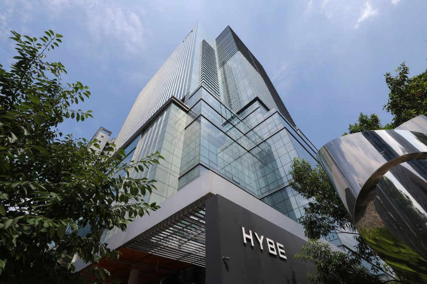 juantokki's tweet photo. "Unbelievable… 'Bang Si-hyuk Somehow Loses ₩1 Trillion' — Investors Who Put Their Faith in Him Left Devastated"
https://t.co/GTA5vXtr40
Herald Economy Reporter Park Young-hoon

HYBE's stock, which had once traded above ₩410,000, has plunged into the ₩160,000 range. As the company continues setting new all-time lows, investors are being left in shock. HYBE Chairman Bang Si-hyuk's stake has lost more than ₩1 trillion in value.

According to a recent analysis by the Korea CXO Institute, which evaluated the stock holdings of the heads of 46 major Korean business groups as of the second quarter, Bang recorded the largest decline among all those surveyed. His stock wealth shrank by ₩1.4058 trillion in just one quarter. His total stock assets fell by 35.8%, the steepest percentage decline of anyone in the study.

HYBE's stock has continued to tumble day after day despite the company posting record-breaking quarterly results, driven by BTS's full-group activities. Investors appear increasingly worried that the so-called "BTS effect" may have already peaked.

Compared to its 52-week high of ₩418,000, HYBE's share price has fallen by approximately 60%. Most HYBE investors are now sitting on substantial losses.

Investor complaints continue to pour in:

"I trusted BTS and got burned."
"HYBE doesn't even have a plan to support its stock price."

Ironically, just before the stock's sharp decline, HYBE reported the strongest financial performance in the company's history.

HYBE announced consolidated second-quarter revenue of ₩1.45 trillion and operating profit of ₩170.9 billion this year, representing increases of 105.5% and 159.3%, respectively, compared to the same period last year.

It is the first time in Korea's entertainment industry that a company has simultaneously surpassed ₩1 trillion in quarterly revenue and ₩100 billion in operating profit. Nevertheless, its stock price continues heading toward historic lows.

Investor sentiment appears to have been dampened by growing "peak-out" concerns—the fear that revenue could slow once BTS's world tour reaches its peak.

Analysts also argue that HYBE's concert business is not as profitable as many had expected. Korea Investment & Securities noted that while BTS concerts boosted overall revenue, the relatively low profitability of the concert segment led it to lower HYBE's target share price from ₩400,000 to ₩330,000. NH Investment & Securities also cited deteriorating investor sentiment and reduced its target price from ₩300,000 to ₩270,000.

Some analysts believe HYBE's sharp decline also reflects broader concerns about slowing growth across Korea's entertainment industry. Album sales—the primary revenue source for K-pop agencies—have weakened, while the recent stock market rally has been concentrated in semiconductor and other large-cap stocks, leaving entertainment stocks behind. Earnings expectations and target prices for major entertainment companies have also been revised downward across the board for the second quarter.

Adding to the pressure, the investigation into Chairman Bang Si-hyuk over alleged fraudulent and unfair trading practices is reportedly entering its final stages. Bang has been under police investigation over allegations that, ahead of HYBE's IPO, he misled investors into selling their shares.