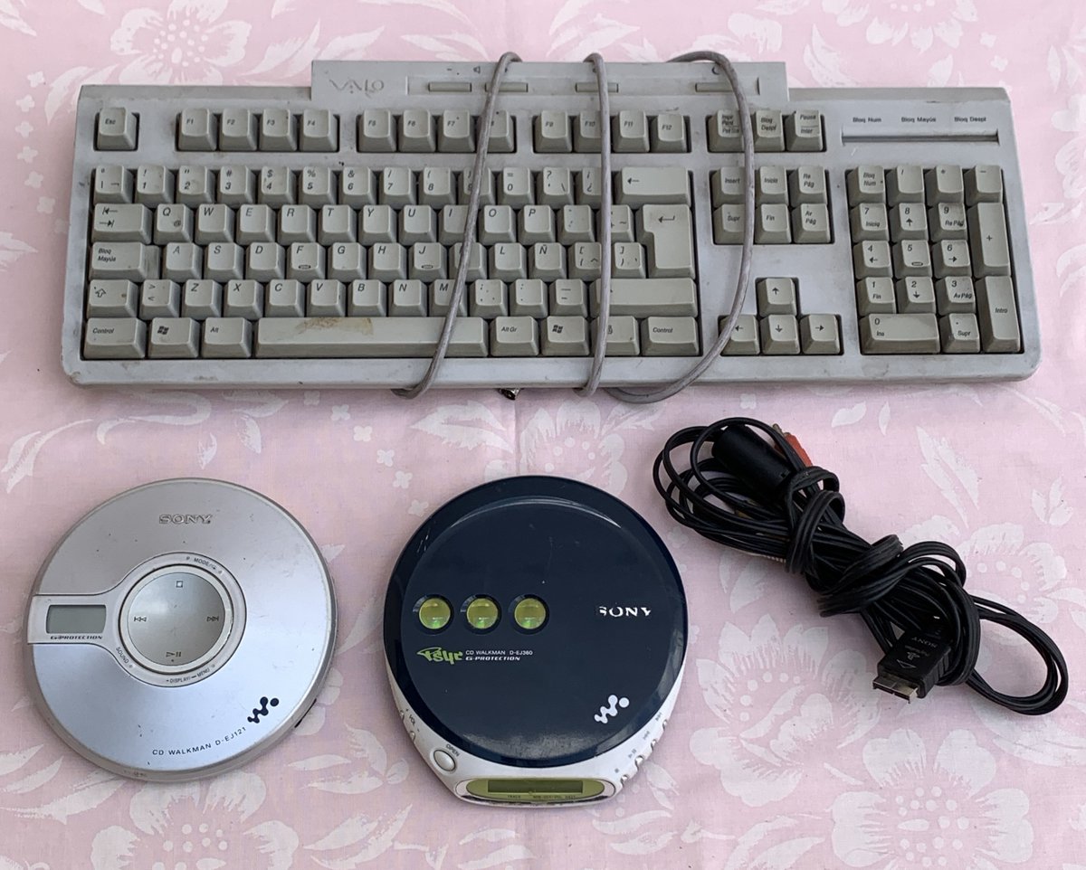 KafeiLoera's tweet photo. Más videojuegos clásicos rescatados de un mercado de pulgas. #RetroGaming #RetroGameFestMini #Nintendo #Playstation #Walkman #Discman #CD #VAIO #DVD #NoDiscNoBuy https://t.co/SHFk685s7W