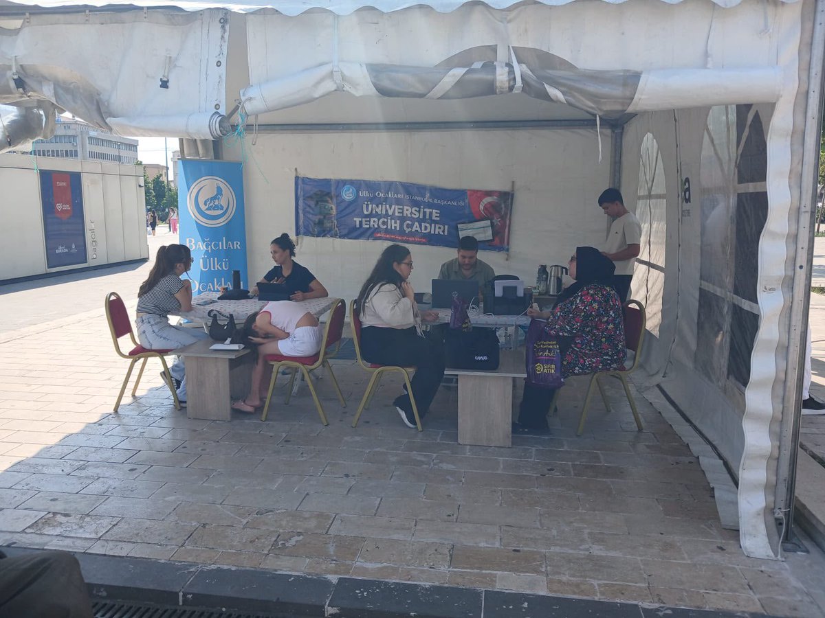 bagcilarulkock's tweet photo. Bağcılar Ülkü Ocakları olarak, İstanbul İl Başkanlığımızın koordinesinde açtığımız Tercih Çadırımız bugün de öğrencilerimizin ve velilerimizin hizmet vermeye devam ediyor. https://t.co/MXIzRwK60k