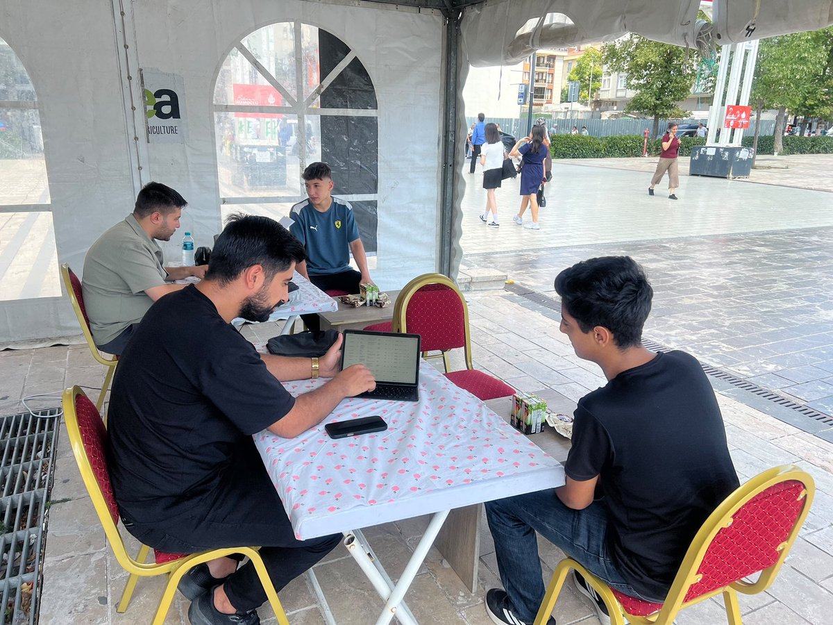 bagcilarulkock's tweet photo. Bağcılar Ülkü Ocakları olarak, İstanbul İl Başkanlığımızın koordinesinde açtığımız Tercih Çadırımız bugün de öğrencilerimizin ve velilerimizin hizmet vermeye devam ediyor. https://t.co/MXIzRwK60k