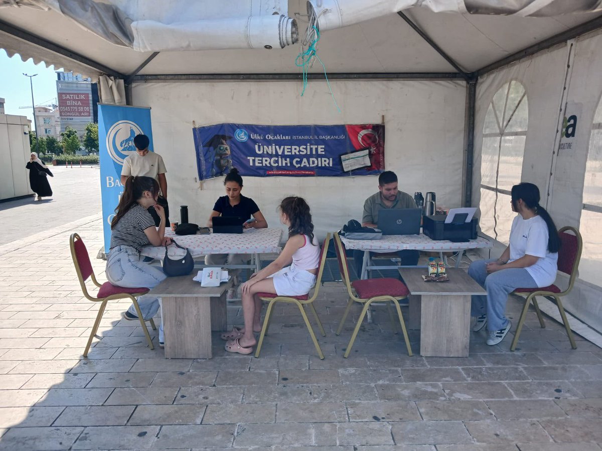 bagcilarulkock's tweet photo. Bağcılar Ülkü Ocakları olarak, İstanbul İl Başkanlığımızın koordinesinde açtığımız Tercih Çadırımız bugün de öğrencilerimizin ve velilerimizin hizmet vermeye devam ediyor. https://t.co/MXIzRwK60k