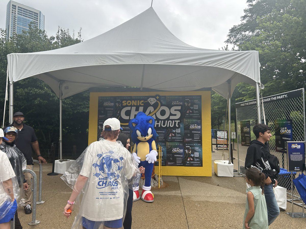 JorgeFC687's tweet photo. Sonic being at the gate at Lollapalooza yesterday was so funny
#Sonicthehedgehog #lollapaluza https://t.co/OZ2uwyyXML