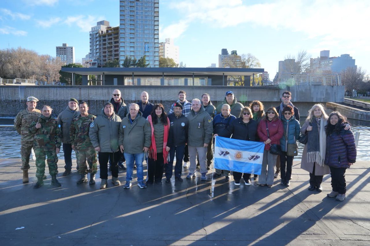 lukitasmaterre's tweet photo. Malvinas nos une 🇦🇷❤️ acompañamos al Centro de veteranos, durante esta mañana a las 9hs, entonamos los himnos, realizamos minuto de silencio en honor a los héroes, en su paseo ubicado en el #ParqueCentral
@munineuquen @MarianoGaidoOk https://t.co/X7CIxOqeBL