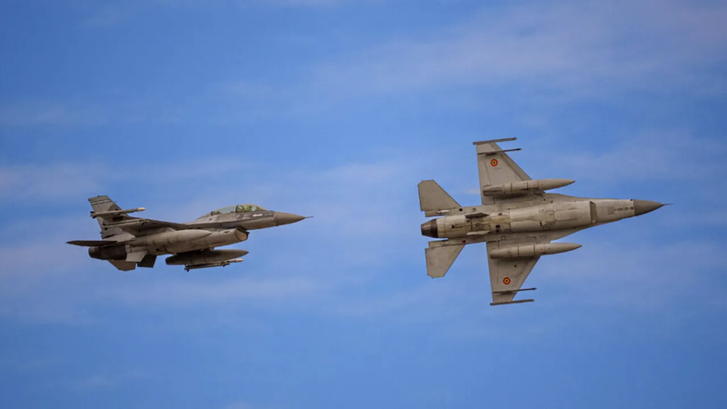 romanya_haber's tweet photo. 🚨 Romanya-Ukrayna sınırında Rus drone (İHA) alarmı! 

📢Bugün sınırda radara yansıyan ve yaklaşık 20 dakika Romanya hava sahasını ihlal eden Rus İHA'ları nedeniyle Tulçea bölgesinde 2 ayrı uyarı (Ro Alert) mesajı verildi. 

🇷🇴Savunma Bakanlığı (MApN), gelişme üzerine 2 F-16 uçağının havalandığını açıkladı. Daha sonra komşu ülke sınırına giren İHA'ların Ukrayna tarafından vurulduğu, bazı İHA parçalarının ise Romanya'ya düştüğü belirtildi. 

⚠️ Periprava'da bir tarım arazisine düşen İHA parçaları paniğe neden olurken, yetkililer can kaybı ve maddi hasar olmadığını açıkladı. #Romanya #Tulça #Ukrayna #drone #F16 #ROAlert #sınır #Tulcea #iha #Romania