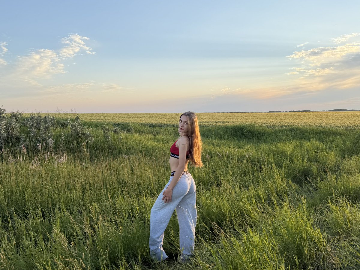JuliaStravneski's tweet photo. Still love these pics so much, new ones soon♠️😍 https://t.co/v3WgPNA3uD