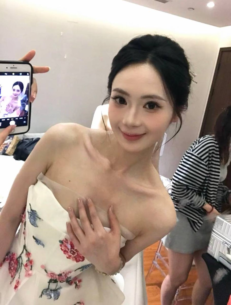 ttxxyou's tweet photo. 好美的小姐姐 https://t.co/hjrXaszbfU