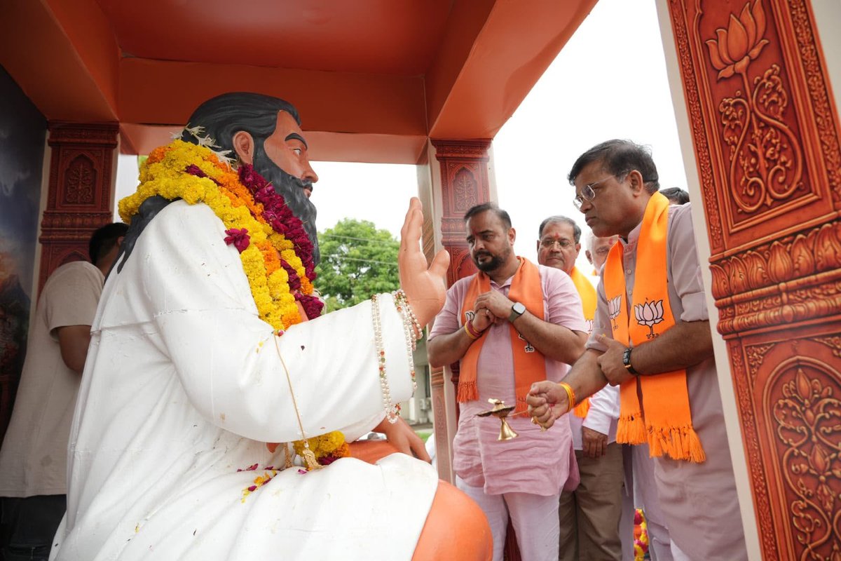 iJagdishBJP's tweet photo. સમરસતા સંકલ્પ અભિયાન અંતર્ગત કાશીની પાવન ધરાની માટી સાથે નીકળેલી 'કળશ યાત્રા' જન-જન સુધી સંત શિરોમણી શ્રી ગુરુ રવિદાસ મહારાજના સામાજિક સમરસતાના અમર વિચારો પહોંચાડી રહી છે.

મહેસાણા શહેર અને નંદાસણ ખાતે નાગરિકો, સામાજિક આગેવાનો અને કાર્યકર્તાઓ દ્વારા આ પાવન 'કળશ યાત્રા'નું ભવ્ય સ્વાગત કરવામાં આવ્યું.

#SamrastaSankalpAbhiyan