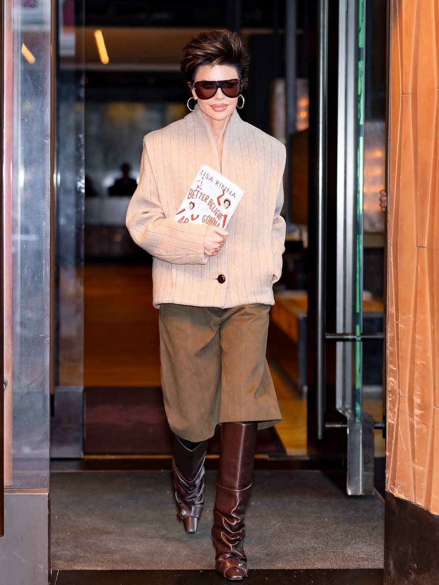 lisarinnaid7g's tweet photo. What a week!!! You guys showed UP. Freezing your asses off in the New York snow, missing work, powering through period cramps… the dedication!! I’m obsessed with you all. 💋

When I first started writing this book I never imagined this kind of support... https://t.co/mR12OGUP69