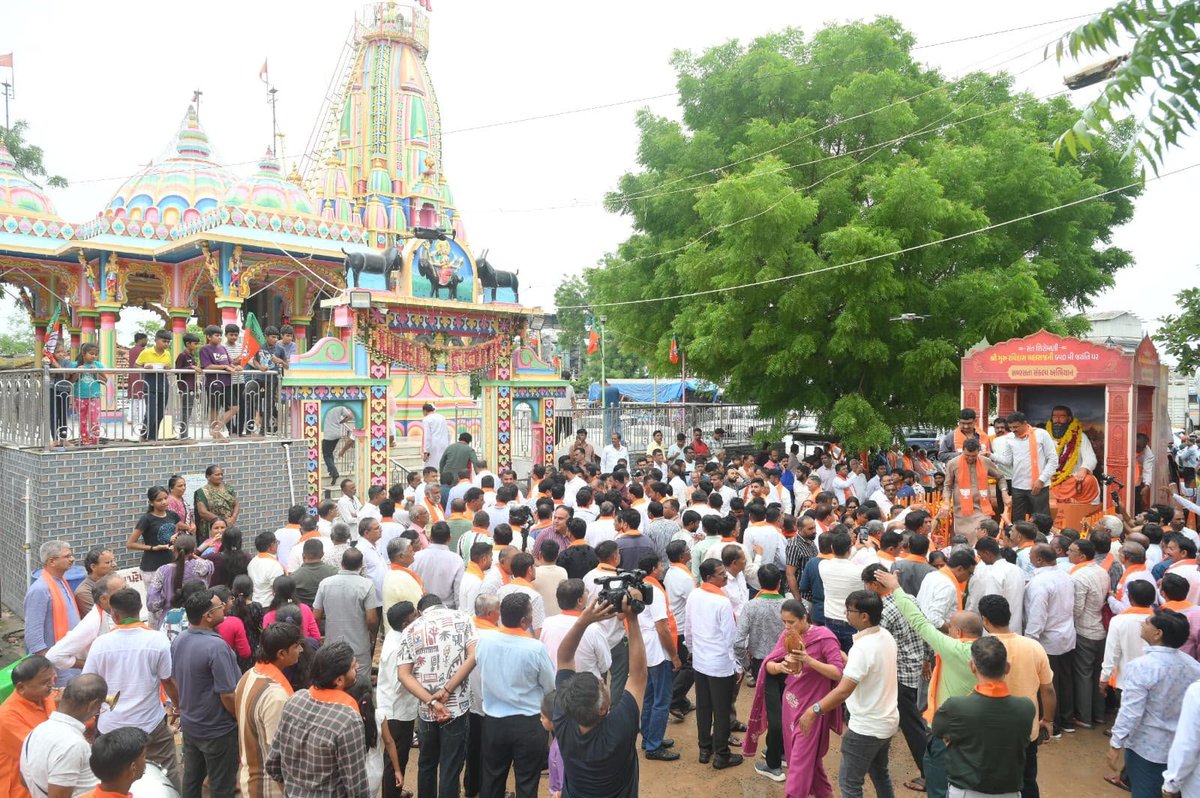 iJagdishBJP's tweet photo. સમરસતા સંકલ્પ અભિયાન અંતર્ગત કાશીની પાવન ધરાની માટી સાથે નીકળેલી 'કળશ યાત્રા' જન-જન સુધી સંત શિરોમણી શ્રી ગુરુ રવિદાસ મહારાજના સામાજિક સમરસતાના અમર વિચારો પહોંચાડી રહી છે.

મહેસાણા શહેર અને નંદાસણ ખાતે નાગરિકો, સામાજિક આગેવાનો અને કાર્યકર્તાઓ દ્વારા આ પાવન 'કળશ યાત્રા'નું ભવ્ય સ્વાગત કરવામાં આવ્યું.

#SamrastaSankalpAbhiyan