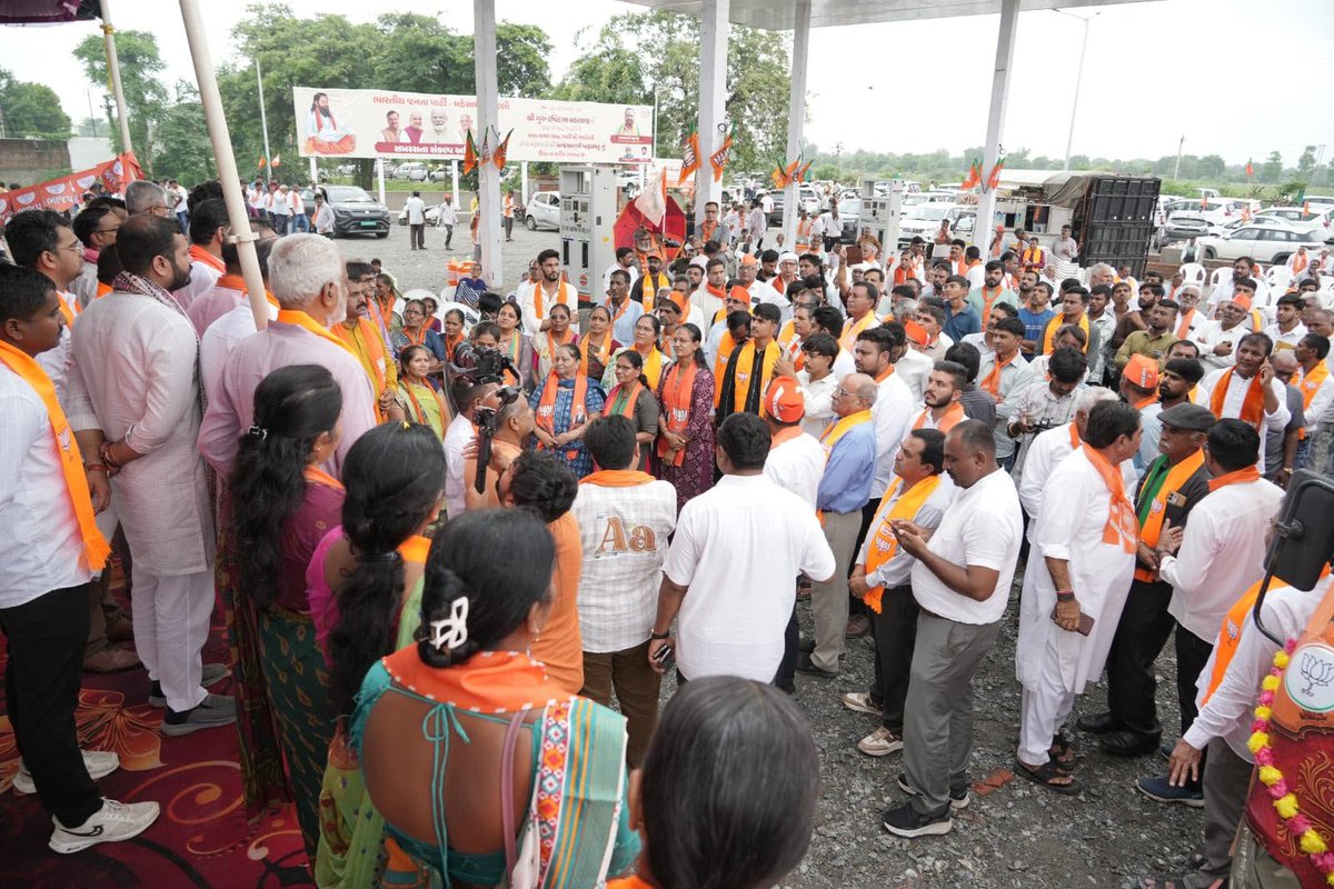 iJagdishBJP's tweet photo. સમરસતા સંકલ્પ અભિયાન અંતર્ગત કાશીની પાવન ધરાની માટી સાથે નીકળેલી 'કળશ યાત્રા' જન-જન સુધી સંત શિરોમણી શ્રી ગુરુ રવિદાસ મહારાજના સામાજિક સમરસતાના અમર વિચારો પહોંચાડી રહી છે.

મહેસાણા શહેર અને નંદાસણ ખાતે નાગરિકો, સામાજિક આગેવાનો અને કાર્યકર્તાઓ દ્વારા આ પાવન 'કળશ યાત્રા'નું ભવ્ય સ્વાગત કરવામાં આવ્યું.

#SamrastaSankalpAbhiyan