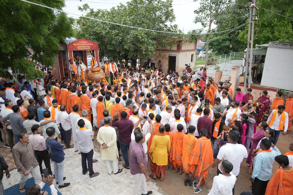 iJagdishBJP's tweet photo. સમરસતા સંકલ્પ અભિયાન અંતર્ગત કાશીની પાવન ધરાની માટી સાથે નીકળેલી 'કળશ યાત્રા' જન-જન સુધી સંત શિરોમણી શ્રી ગુરુ રવિદાસ મહારાજના સામાજિક સમરસતાના અમર વિચારો પહોંચાડી રહી છે.

મહેસાણા શહેર અને નંદાસણ ખાતે નાગરિકો, સામાજિક આગેવાનો અને કાર્યકર્તાઓ દ્વારા આ પાવન 'કળશ યાત્રા'નું ભવ્ય સ્વાગત કરવામાં આવ્યું.

#SamrastaSankalpAbhiyan