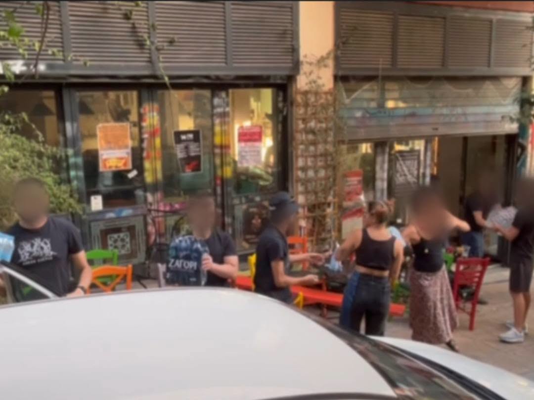 rouvikonas2014's tweet photo. Ευχαριστούμε πολύ τον κόσμο για την άμεση ανταπόκριση στο δεύτερο έκτακτο κάλεσμα αλληλεγγύης.
Η αποστολή αλληλεγγύης θα ξεκινήσει σε λίγο από το Κοινωνικό Κέντρο Βοξ, προκειμένου να μεταφέρει πράγματα σε πληρώματα εθελοντών και πυροσβεστών που δίνουν μάχη με τις φωτιές. https://t.co/ElpSHUH4MJ