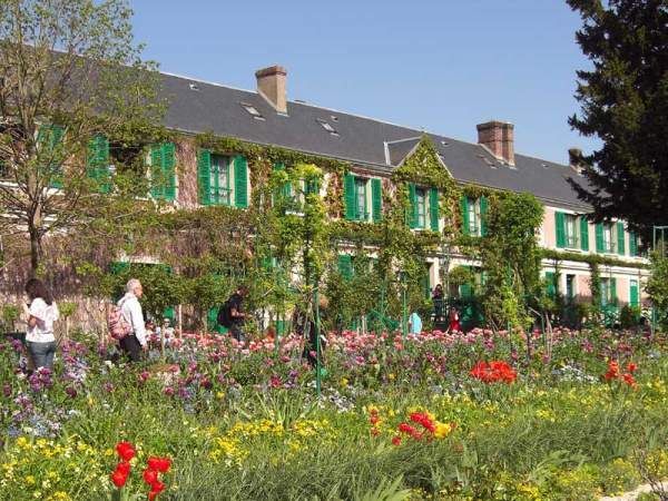 france_images's tweet photo. The village of Giverny in Normandy a must-see: Monet’s house &amp; famous water garden, the iconic Japanese bridge and the Musée des Impressionnismes. 
 
Best in spring–summer for blooms.  https://t.co/smnDz6kaEv

#France 🇨🇵 #travel #photo https://t.co/a0t9G97Biv