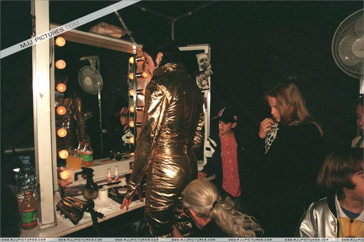 FerreroMatureMJ's tweet photo. Ainnn… eu dariaaaa tudo pra viver a HIStory tooooour. 🥹🥹♥️

Vendo esses backstages dá uma pontadinha no coração. 

A vida é muita injusta. Imagina ver esse homem todooo embaladinho assim, perfumando, usando a deep voice dele no palco.

Sei nem se meu coração aguentaria.

Certeza eu seria uma daquelas meninas que desmaiavam assim que ele surgia 😂