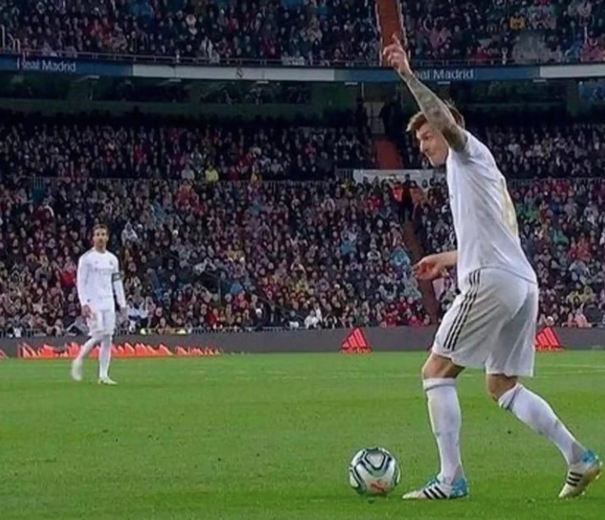 AR7blog's tweet photo. This is Toni Kroos signaling an inexperienced Vini Jr. to make a run before delivering the pass to him.

This was when he was very useless at almost everything,from dribbling and positioning to scoring. Still, he was trusted and backed by the club, the board, and the fans. https://t.co/WeYpLhxyaA