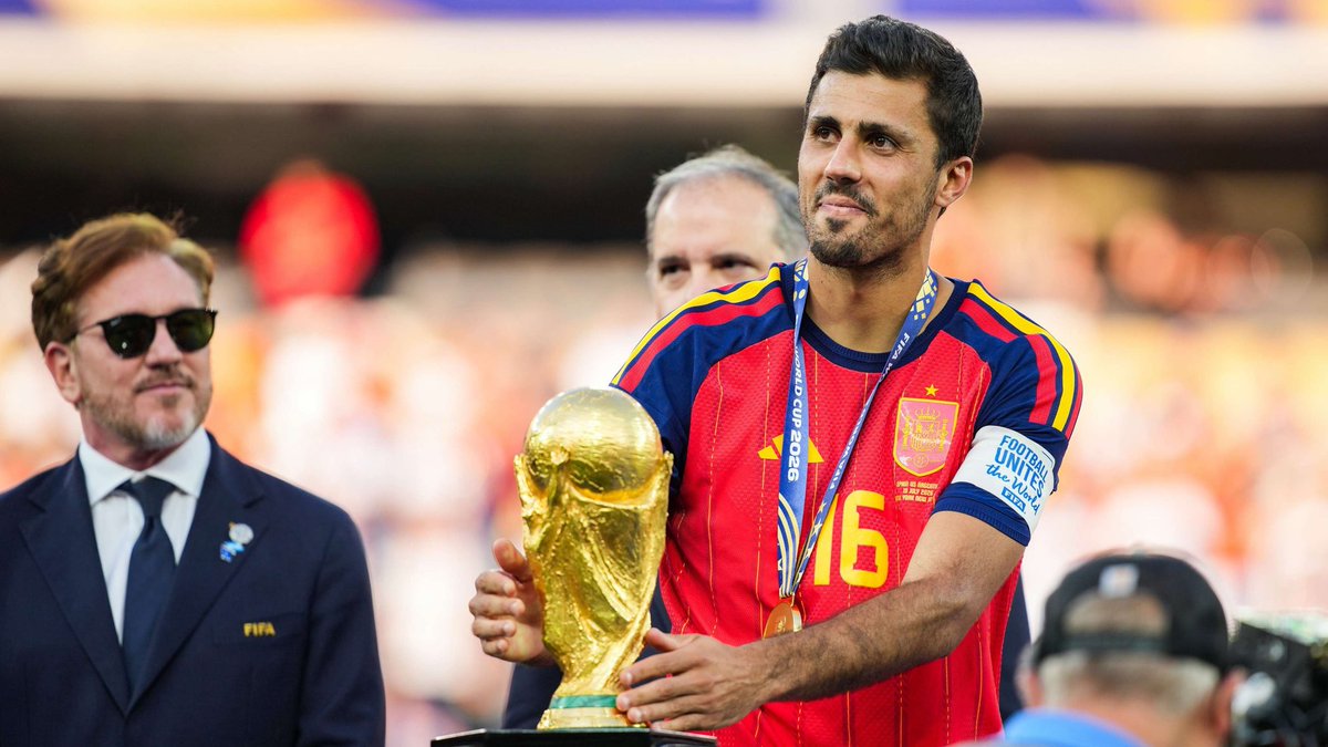 LaLigaMichael's tweet photo. Timing is key for player legacies.

Busquets wasn’t the best midfielder on Spain’s prime teams. Rodri has been.
Ppl use it as a point in Rodri’s favor. In reality, it shows how important timing is.

Rodri wouldn’t have been the best MF in  prime Spain either.

Shallow debate. 🙄 https://t.co/cFyuayjr2O