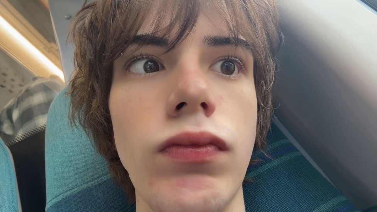 s9nphony's tweet photo. planes r so scary https://t.co/1gv4bxrSUz