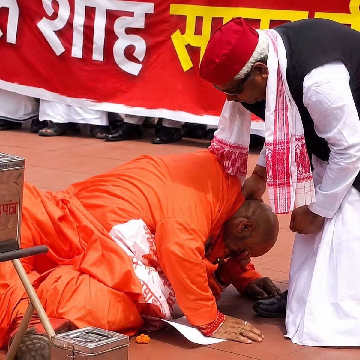MMaharj's tweet photo. राममंदिर चंदा चोरी में एक भी साधु संन्यासी की भूमिका थी ?
एक भी साधु संन्यासी का नाम चोरी में आया ?

फिर पप्पू यादव साधु के भेष में क्यों बैठे थे ?

पप्पू यादव की औक़ात है किसी मौलवी , किसी पादरी , किसी भंते के भेष में बैठकर ऐसे नौटंकी करने की ?
#pappuyadav #rahulghandhi #highlig https://t.co/K6lctasK7w