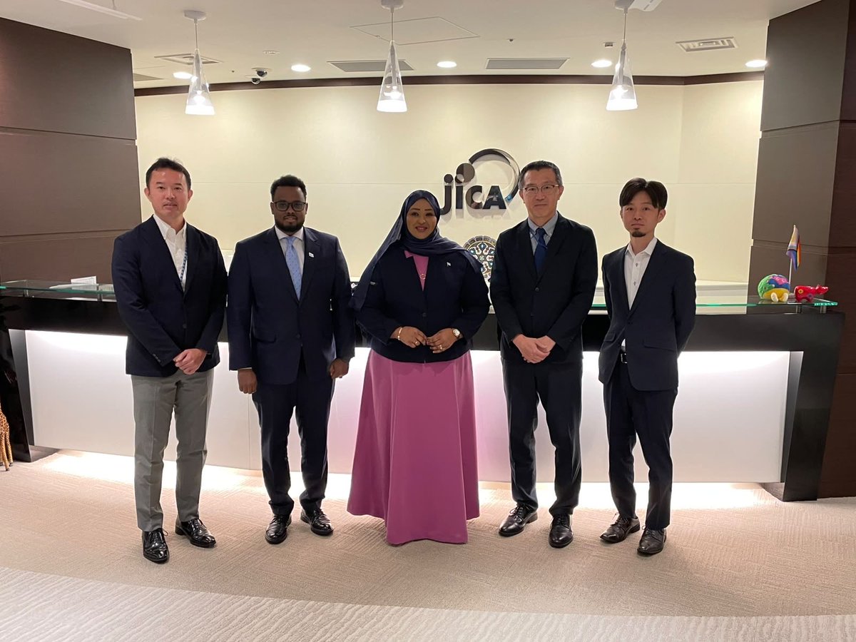 Somalia_Beijing's tweet photo. Intii ay booqasho shaqo ku joogtay Tokyo, Danjire @DrHodanOsman ayaa kulamo la yeelatay masuuliyiin ka tirsan Wasaaradda Arrimaha Dibadda ee Japan. JICA, Toyota Tsusho Corporation iyo jaaliyadda Soomaaliyeed. Kulamada ayaa diiradda lagu saaray xoojinta xiriirka, labada dal🇸🇴🇯🇵 https://t.co/2uQlPzqifU