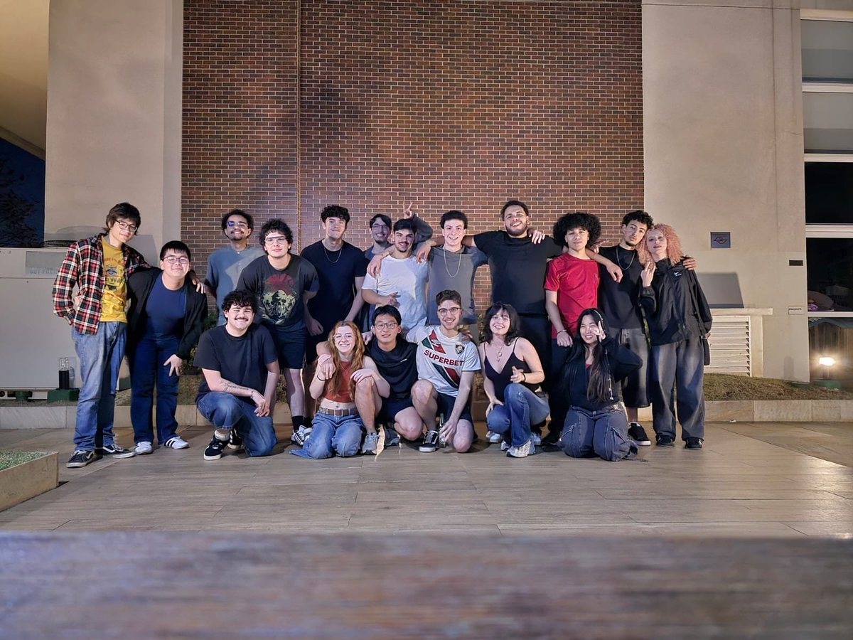 lerylin_'s tweet photo. Quero anunciar que eu amo muito meus amigos 
Faltou o querido @lexuplasma pq foi embora antes do bolo 😔 https://t.co/LxSMAjcSxZ