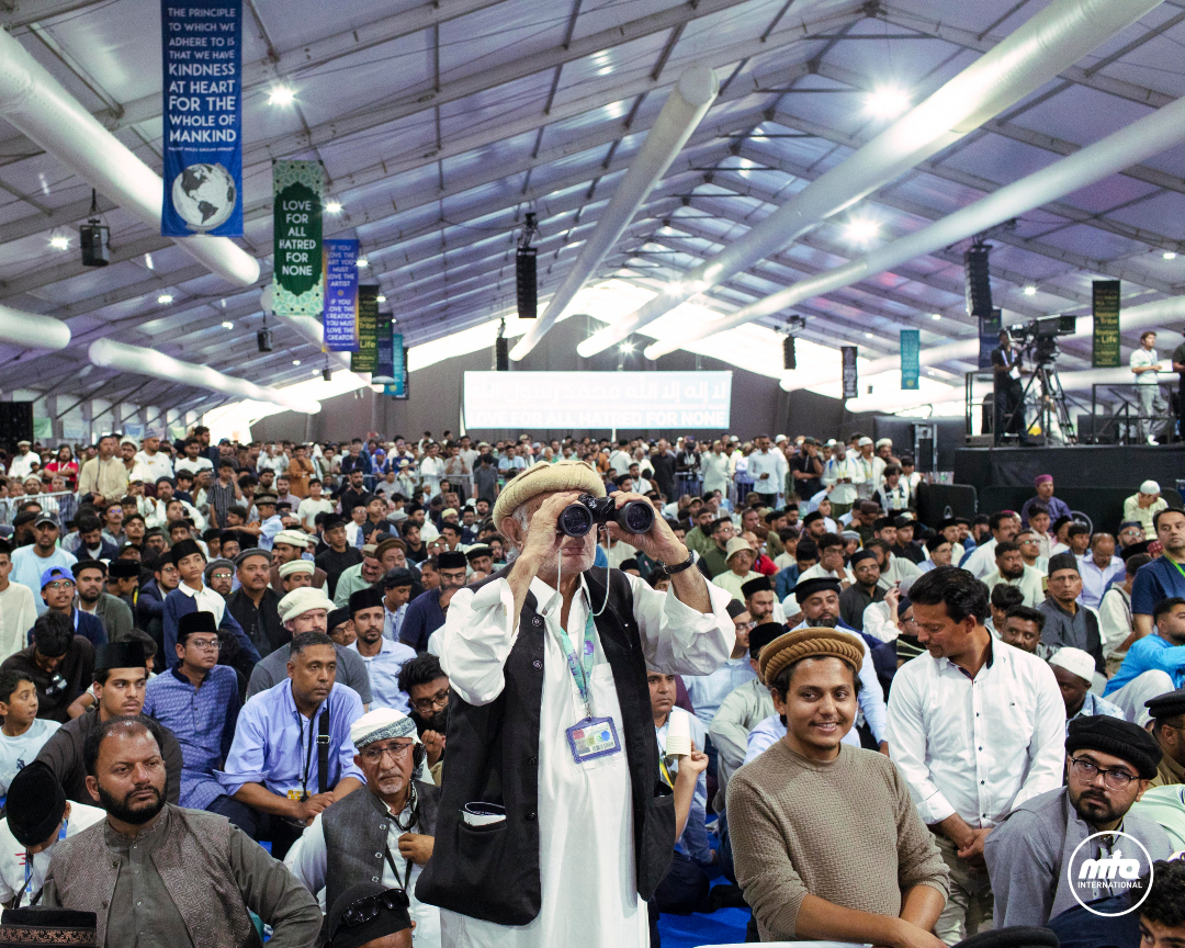 JalsaConnect's tweet photo. A cherished glimpse of beloved Huzoor (aba), sought with love among the thousands gathered at Jalsa Salana UK 2026.

#JalsaConnect #JalsaUK2026 #MTAi https://t.co/ITVYQBkyzL