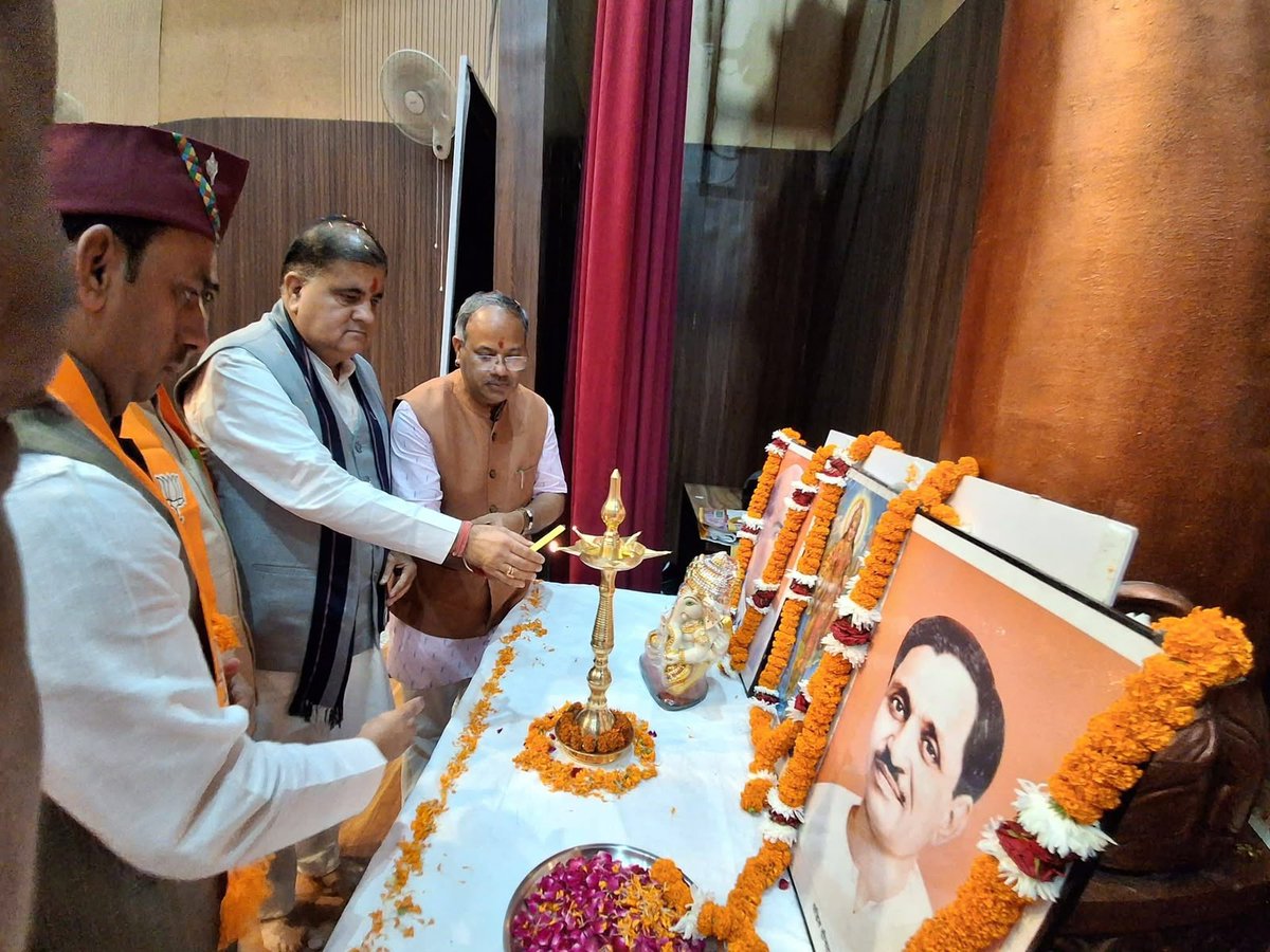 BJP4UK's tweet photo. भाजपा एनजीओ समन्वय एवं विकास सम्मेलन में एनजीओ प्रकोष्ठ के जिला संयोजकों एवं सह संयोजकों को भारतीय जनता पार्टी, उत्तराखंड के प्रदेश अध्यक्ष श्री @mahendrabhatbjp जी ने संबोधित किया।

बैठक में समाज के विभिन्न क्षेत्रों में कार्यरत स्वयंसेवी संगठनों के साथ प्रभावी समन्वय स्थापित करने, सामाजिक सहभागिता को और अधिक सशक्त बनाने तथा सेवा कार्यों को जनकल्याण की दिशा में प्रभावी रूप से आगे बढ़ाने जैसे महत्वपूर्ण विषयों पर विस्तृत चर्चा हुई।

इस अवसर पर प्रदेश प्रकोष्ठ संयोजक श्री कौस्तुभानंद जोशी जी, सह संयोजक श्री सचिन अग्रवाल जी, एनजीओ प्रकोष्ठ के प्रदेश संयोजक श्री सुशील बहुगुणा जी सहित एनजीओ प्रकोष्ठ के सभी जिला संयोजक एवं सह संयोजक उपस्थित रहे।

#BJPUttarakhand #NGOPrakoshth #MahendraBhatt #SevaSankalp #BJP4UK