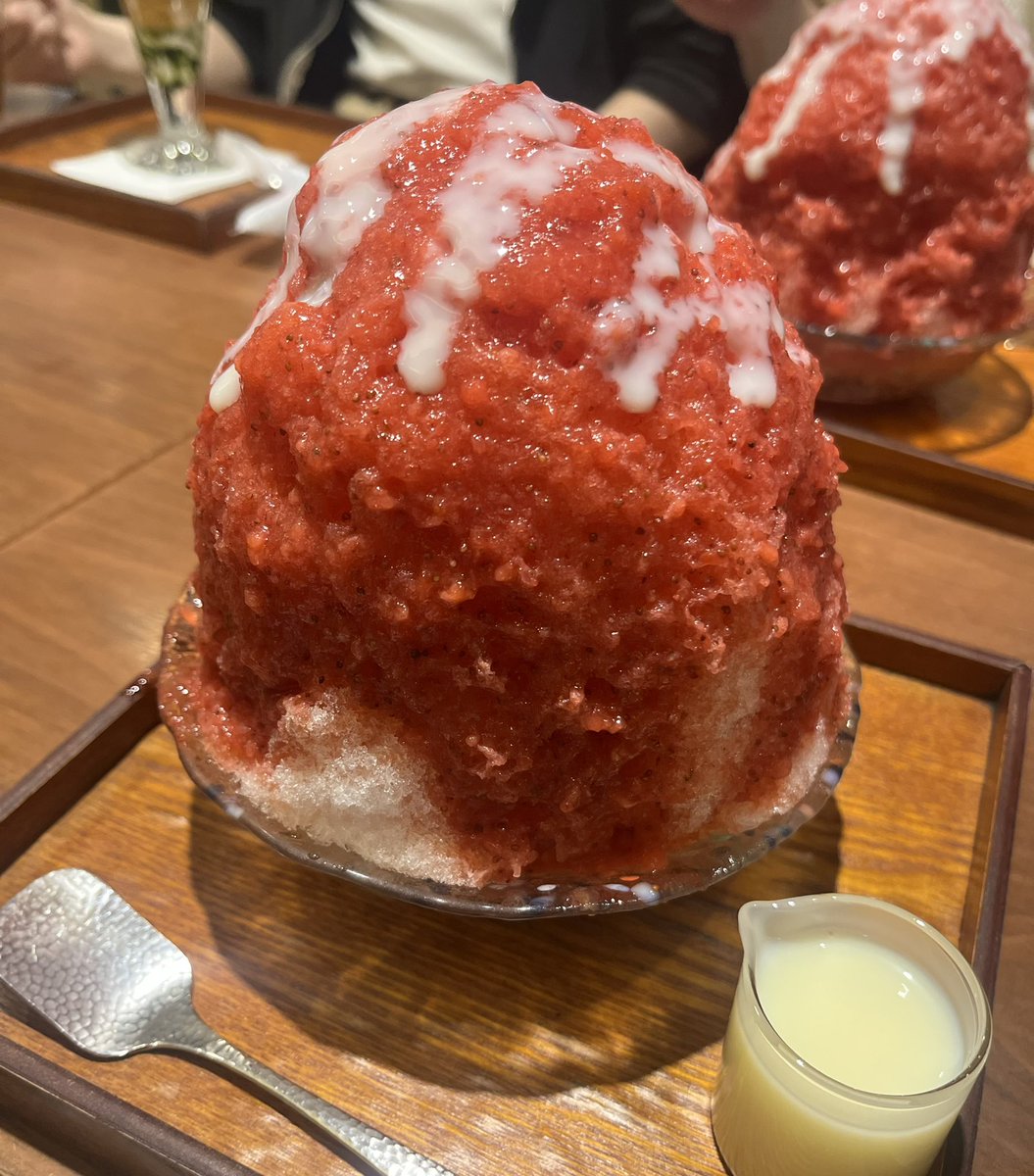 minamitakeoka's tweet photo. でっかいかき氷！！ https://t.co/085JCt9ZNY