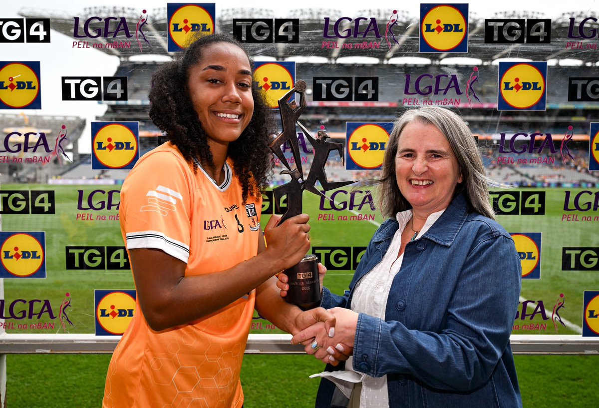 LadiesFootball's tweet photo. 💫 Lara Dahunsi of @AntrimLGFA receives the Player of the Match award from Lís Ní Dhálaigh, Director of Marketing, TG4, following the LGFA TG4 All-Ireland Junior Championship final match between Antrim and Carlow at Croke Park!

#peilnamban https://t.co/g7LpZOF9BH