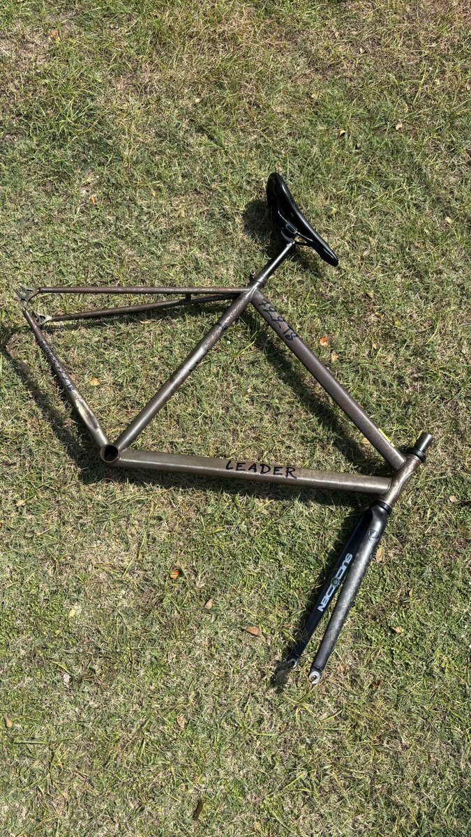 anggrasagara's tweet photo. #fnfjb #weirdcircles diniagakan frame Leader 722 TS  chromo (size 52CT/ 50CC) beserta fork kabron Leader S805Aero, disertakan juga headset ritchey 34mm, lokesi sby , WA 087776010 sembilan delapan kosong https://t.co/KlTsQskpWU